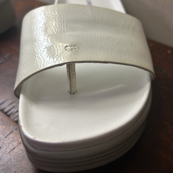 Donald Pilner Designer Sandals, white and cream, Size 7.5 - Picture 6 of 9